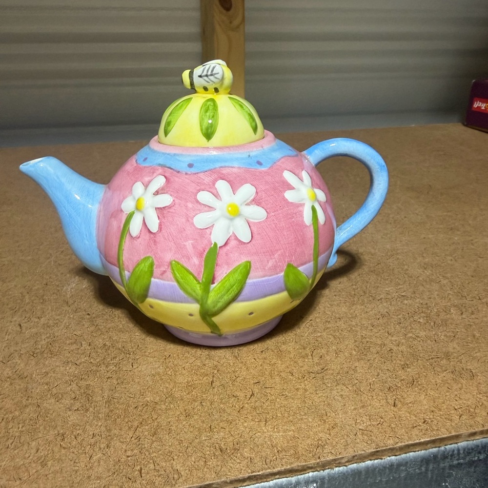 Oneida mini Teapot with Bee Lid 5” tall